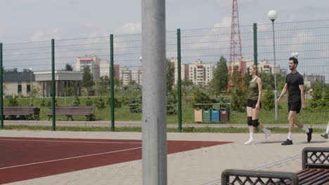 grupo de amigos multiétnicos en ropa deportiva