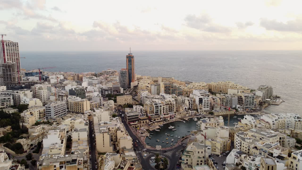 Riprese mattutine con drone di Saint Julians, Malta, in fase di ascesa.