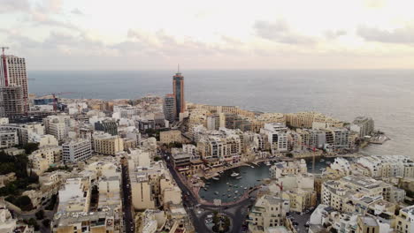 Morgendliche-Drohnenaufnahmen-Von-Saint-Julians,-Malta,-Beim-Aufstehen