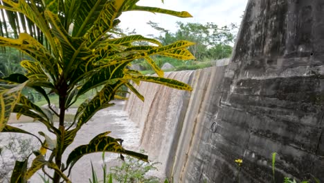 la vista en una cascada cuyo agua está nublada porque lleva barro y ceniza volcánica, es el camino de los flujos de lava fría
