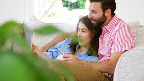pareja con una tableta de computadora