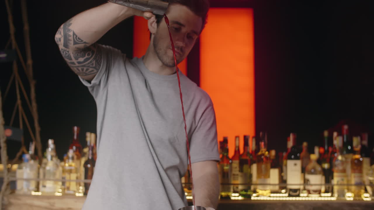 el camarero preparando un cóctel.