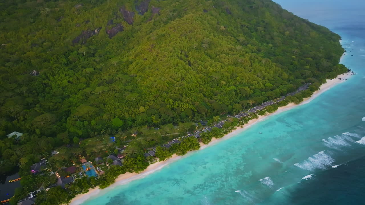 Vista aerea con drone di un resort esotico sulla spiaggia, meta di viaggio, nelle Isole Seychelles.