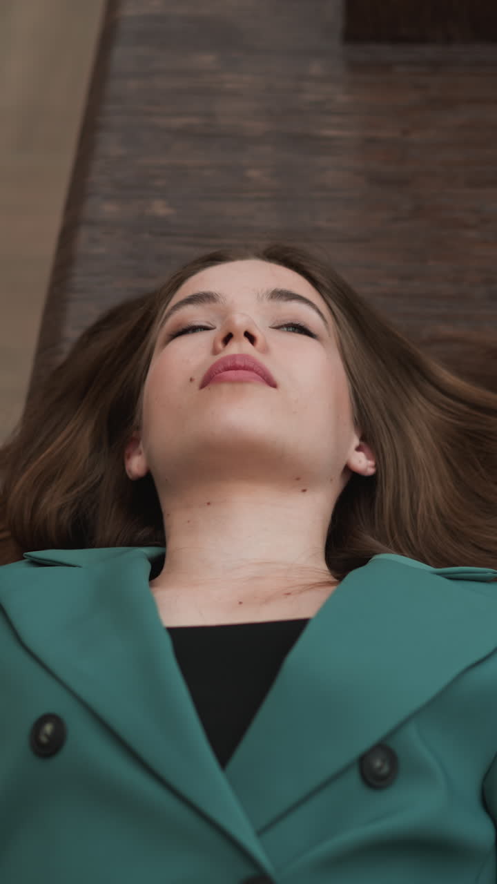 la mujer agotada se apoya en el alféizar de la ventana. el precio de las tareas interminables pesó pesadamente en el espíritu de la mujer de negocios dejando desanimada y agotada