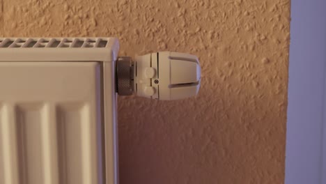un hombre ajustando un radiador
