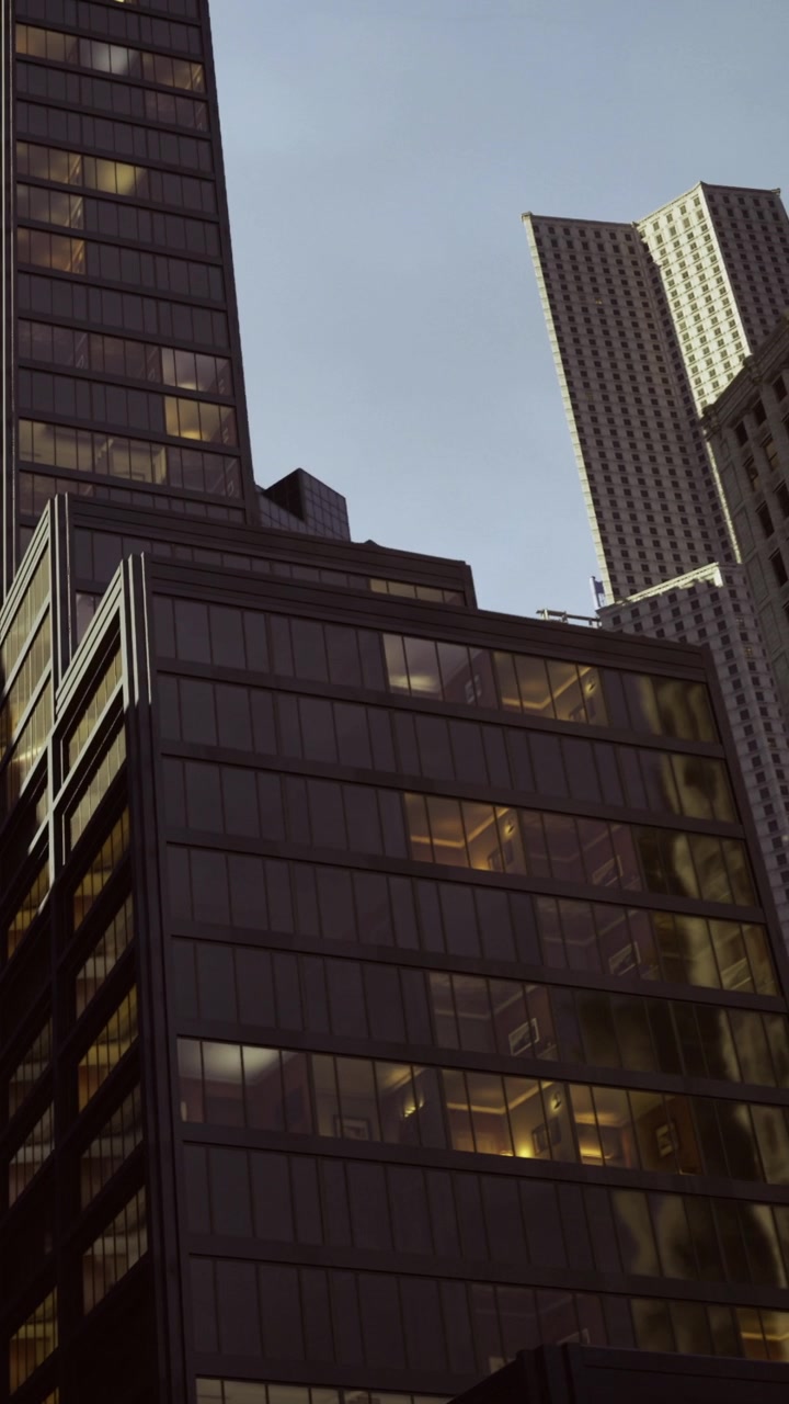 O horizonte urbano capta a essência da arquitetura moderna em uma cidade movimentada.