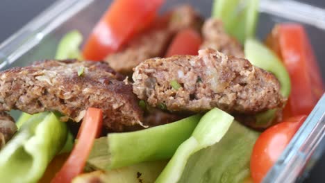 preparación de comidas saludables con albóndigas y verduras