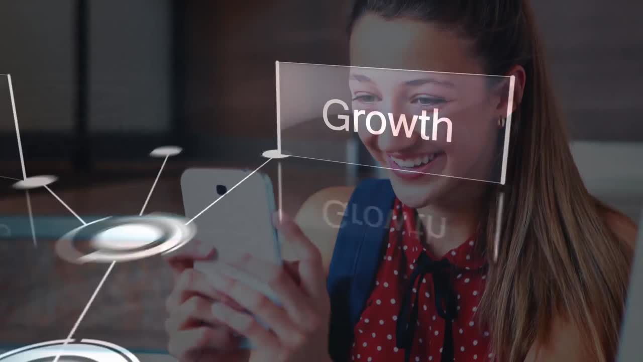 animación del procesamiento de datos sobre una mujer de negocios caucásica que usa un teléfono inteligente