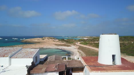 finca española en la montaña en la playa
