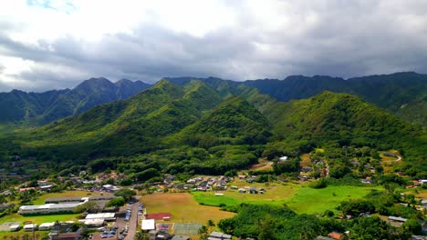 Exuberante-Valle-Verde-Y-Paisajes-Montañosos-En-La-Zona-Rural-De-Oahu-En-Hawai