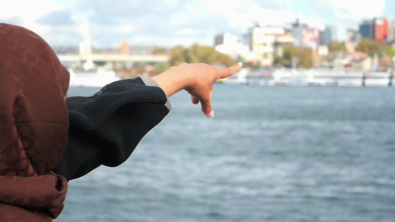 도시 전망 을 가리키는 여자