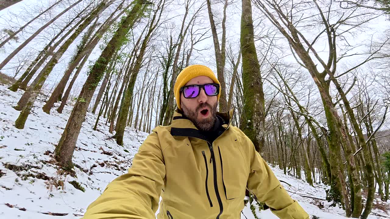 Uomo in un bosco innevato in inverno