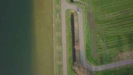 Andar-En-Bicicleta-Por-El-Camino-Al-Lado-Del-Video-Del-Dron-Del-Lago