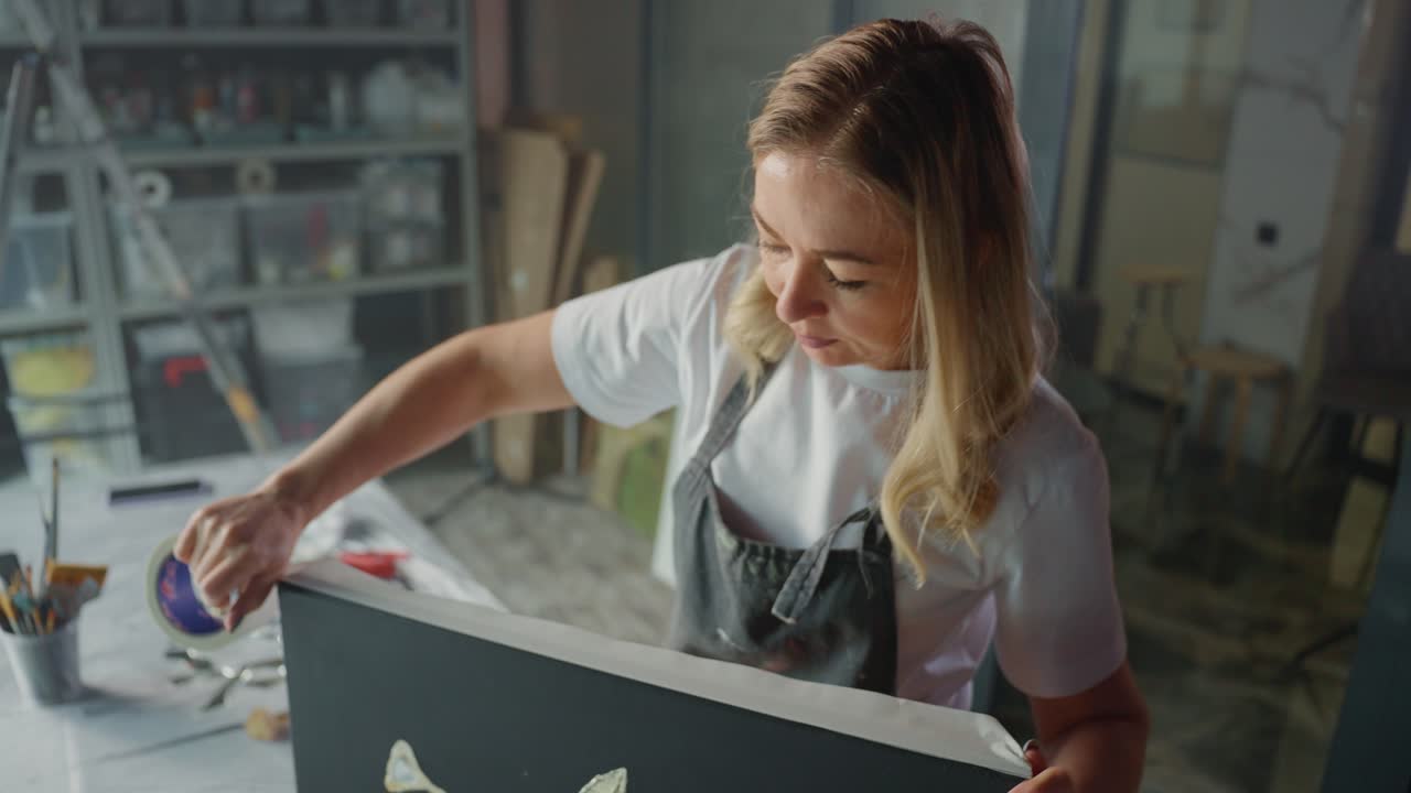 Artista donna che prepara un'opera d'arte in studio
