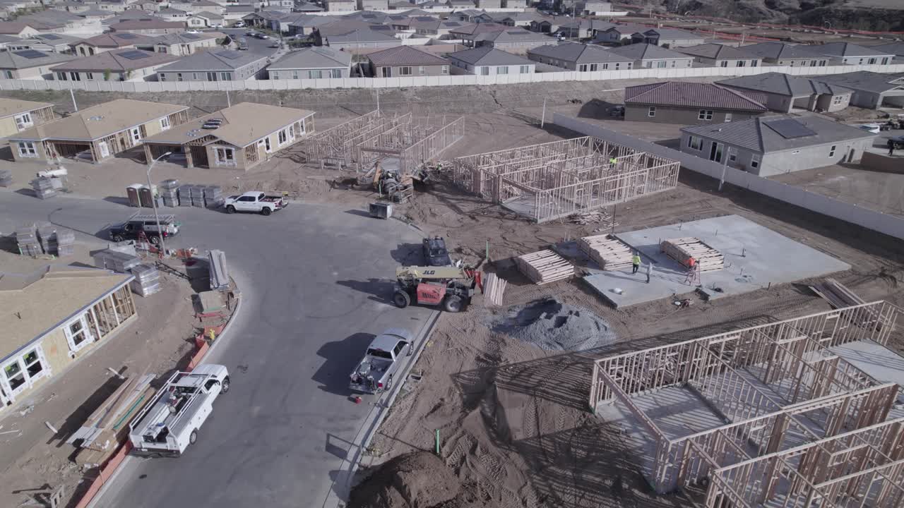 un avión no tripulado que da vueltas captura diferentes niveles de finalización en un sitio de construcción de una casa, mostrando las diferentes etapas de desarrollo