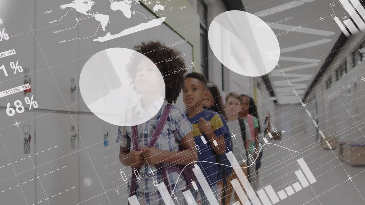 animación de procesamiento de datos sobre escolares diversos y felices de pie en una fila en el pasillo de la escuela