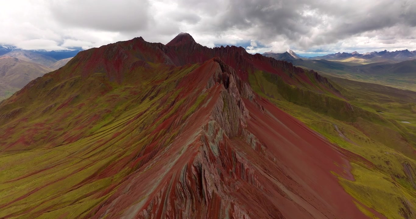 Spettacolare attrazione naturale della Montagna Arcobaleno Pallay Punchu in Perù, vista aerea.