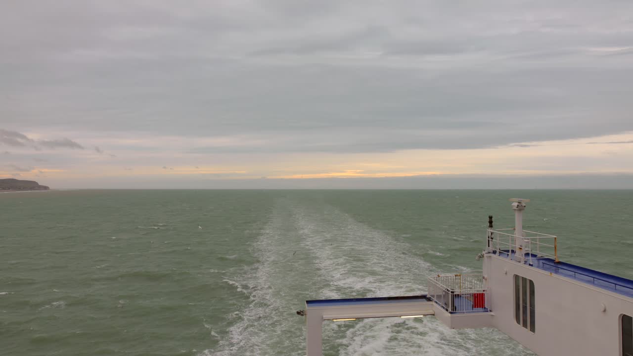 mirando al mar desde la cubierta del ferry, viajando a través del canal de la mancha