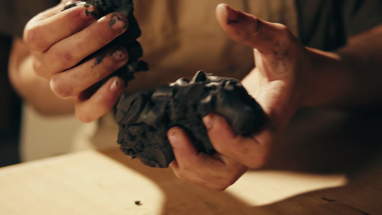 검은 점토의 손을 형성하는 것