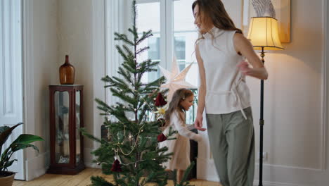 Lustige-Tochter-Erwischt-Mutter-Im-Weihnachtsbaumzimmer.-Lächelnde-Frau-Rennt-Weg