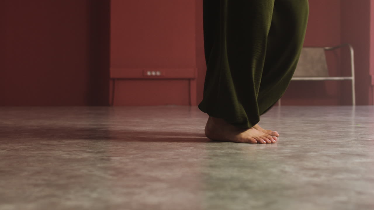 교실 에서 춤 을 추는 젊은 여자