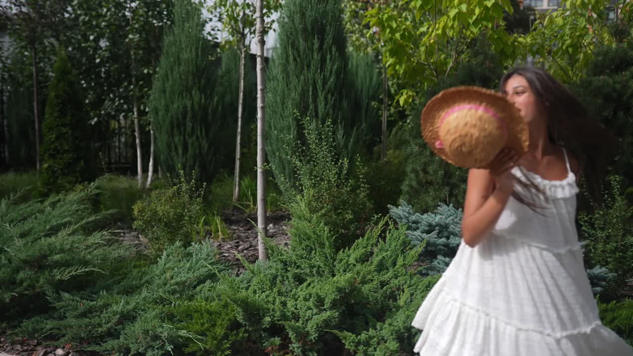 정원을 걸어다니는  드레스를 입은 여자