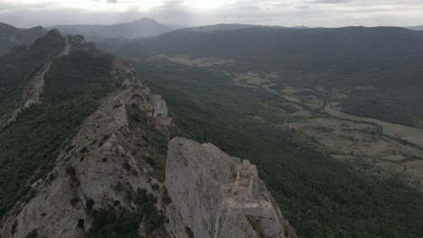 Die-Mittelalterliche-Festung-Peyrepertuse-Auf-Einer-Klippe-überblickt-Das-Weite,-üppige-Tal