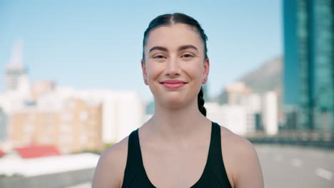 fitness, sonrisa y rostro de la mujer en la ciudad listo