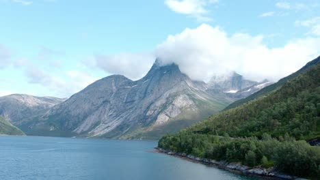 vista aérea de un camión conduciendo en la carretera a lo largo de tysfjorden con la montaña stetind en noruega