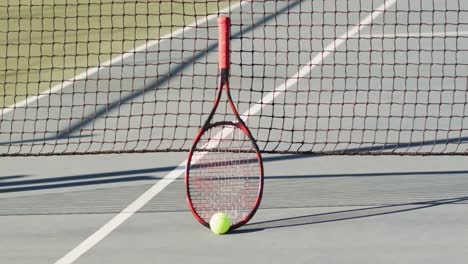 Video-De-Una-Pelota-De-Tenis-Y-Una-Raqueta-Tiradas-En-Una-Cancha-De-Tenis.