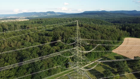 torre de transmisión de alta tensión sobre el paisaje rural