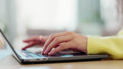 mecanografía, computadora portátil y manos de mujer de negocios en el escritorio