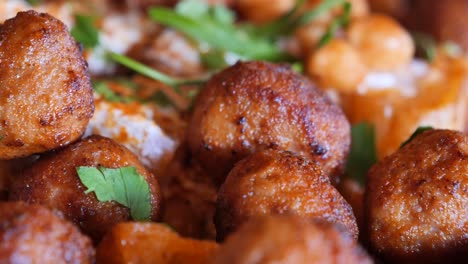 primer plano de las deliciosas albóndigas con salsa