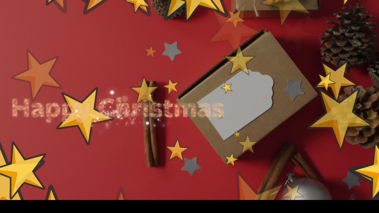 banner de texto de navidad feliz e iconos de estrellas amarillas contra artículos decorativos de navidad en superficie roja