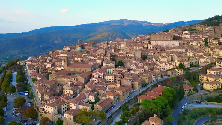 Cortona, borgo medievale montano italiano in Toscana