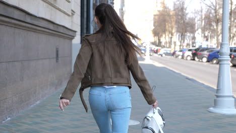 mujer feliz caminando por la calle de la ciudad