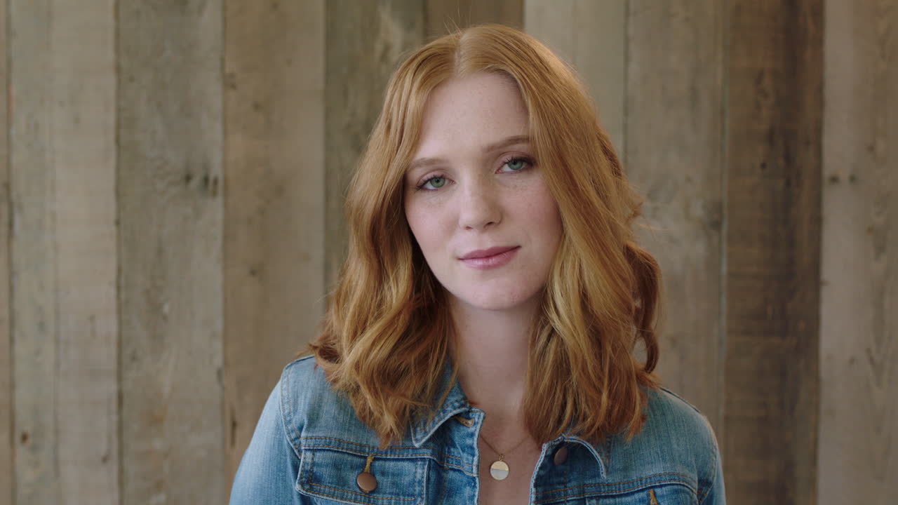 젊은 세련된  ⁇ 은 머리 여성 아름다운 소녀의 초상화 카메라에 자신있게 미소 짓고 청바지 재 ⁇ 을 입고 나무 배경