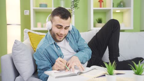 joven estudiante feliz estudiando en casa agradable y divertido.