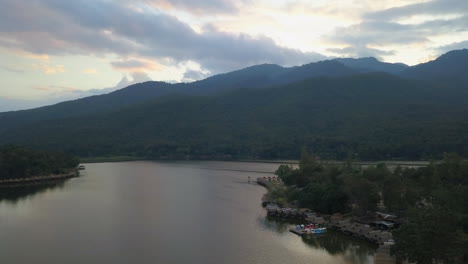 Antena-Del-Resort-En-El-Lago-En-Tailandia-Al-Atardecer