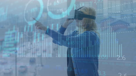 animación de múltiples gráficos y tablero de negociación sobre mujer caucásica gestando mientras usa auriculares vr