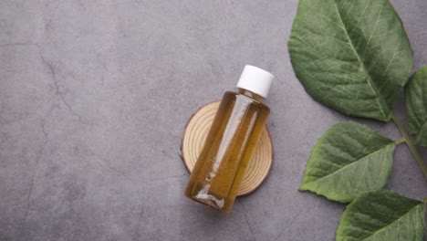 botella de aceite natural para el cuidado de la piel en una bandeja de madera