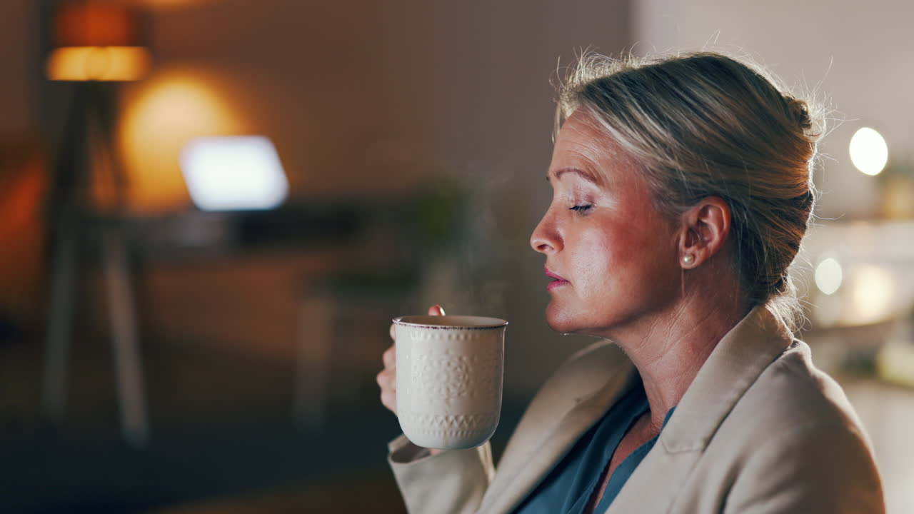 Forretningskvinde, der tænker og puster på varm kaffe