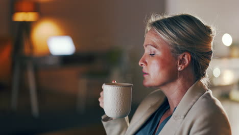 Mujer-De-Negocios,-Pensando-Y-Soplando-Café-Caliente