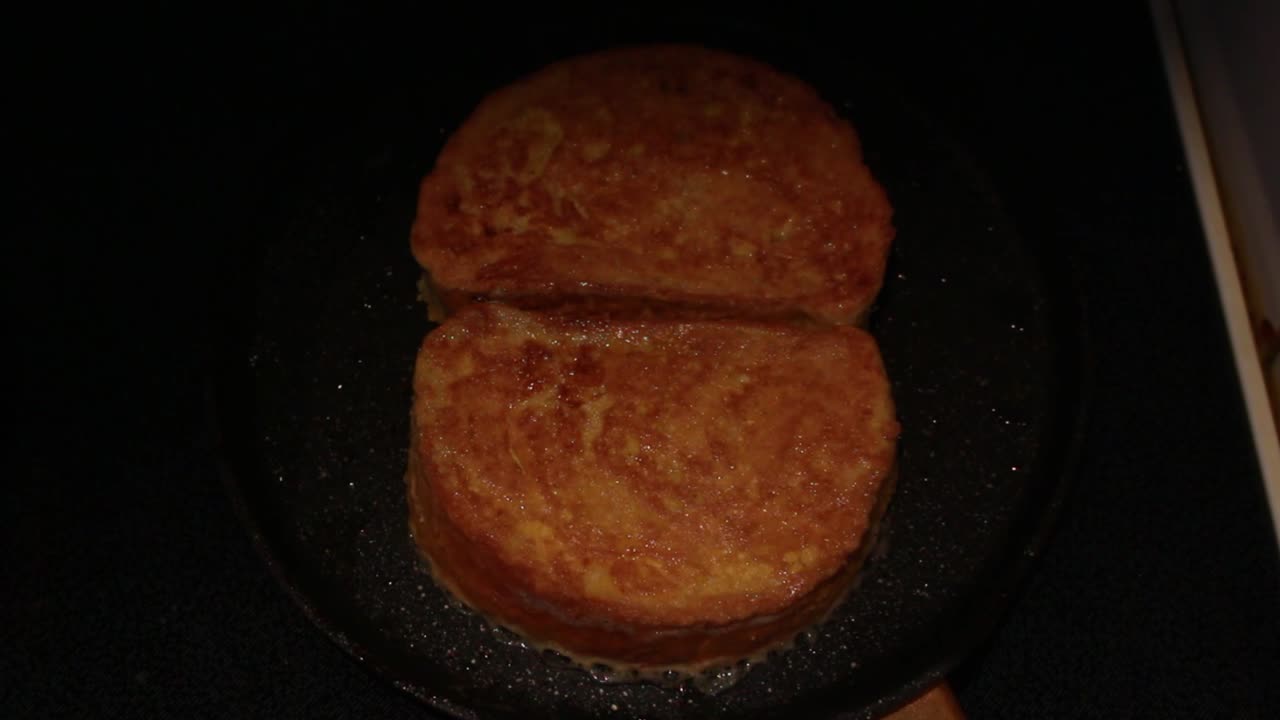 식빵이나 토스트를 계란에 적셔 팬에 굽는다