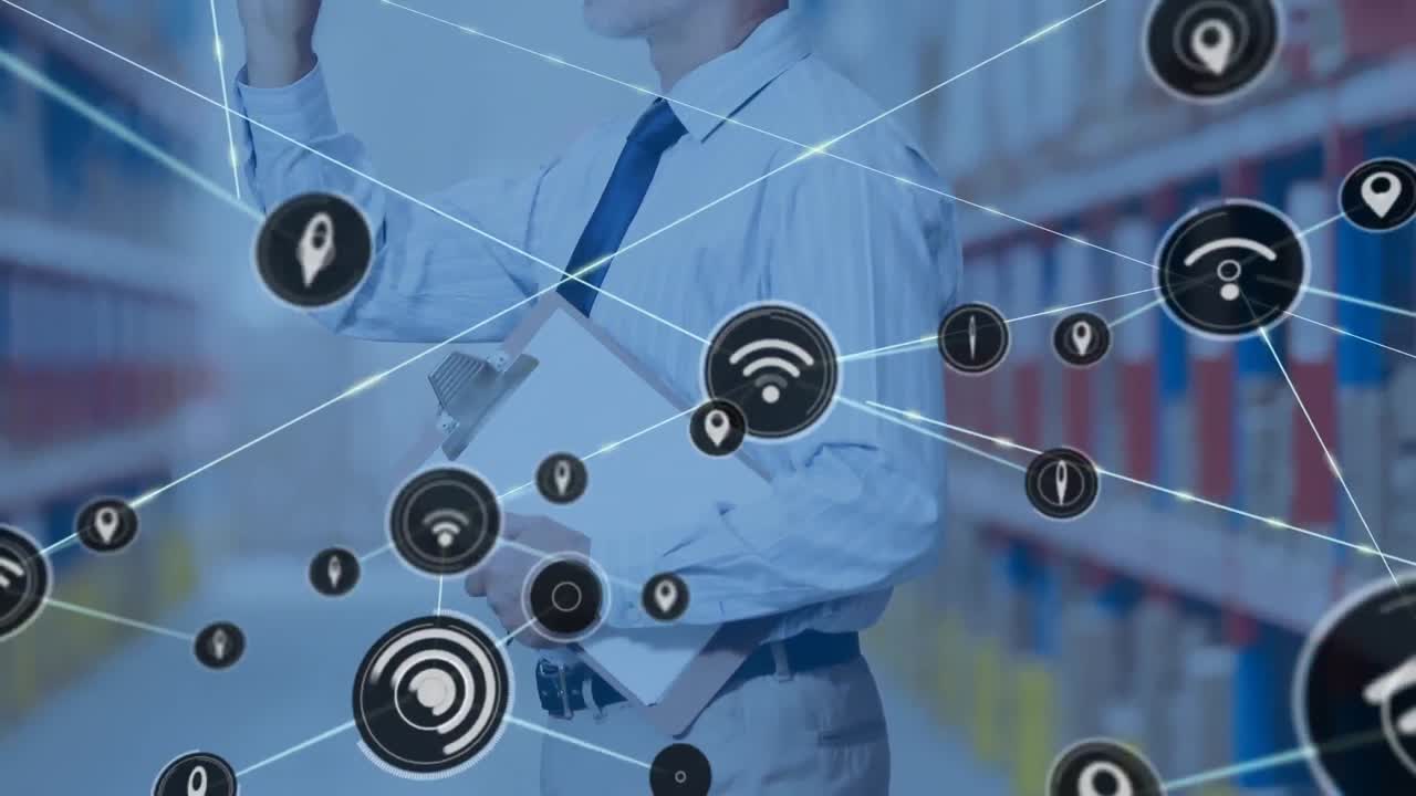 animación de una red de iconos de medios sobre un hombre con un clipboard en una instalación de almacenamiento
