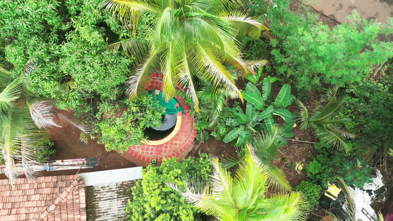 bueno, cerca de la casa del pueblo, disparado por un avión no tripulado.