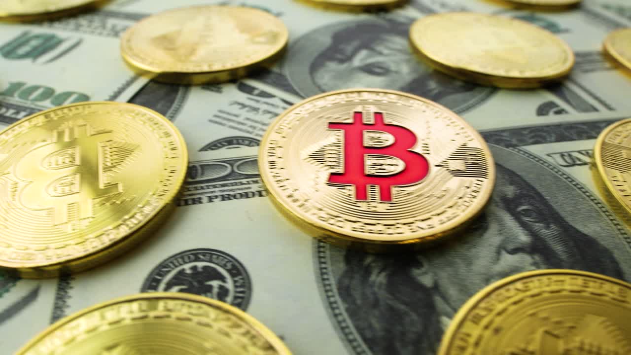 monedas de oro bit btc monedas y billetes de dólar.