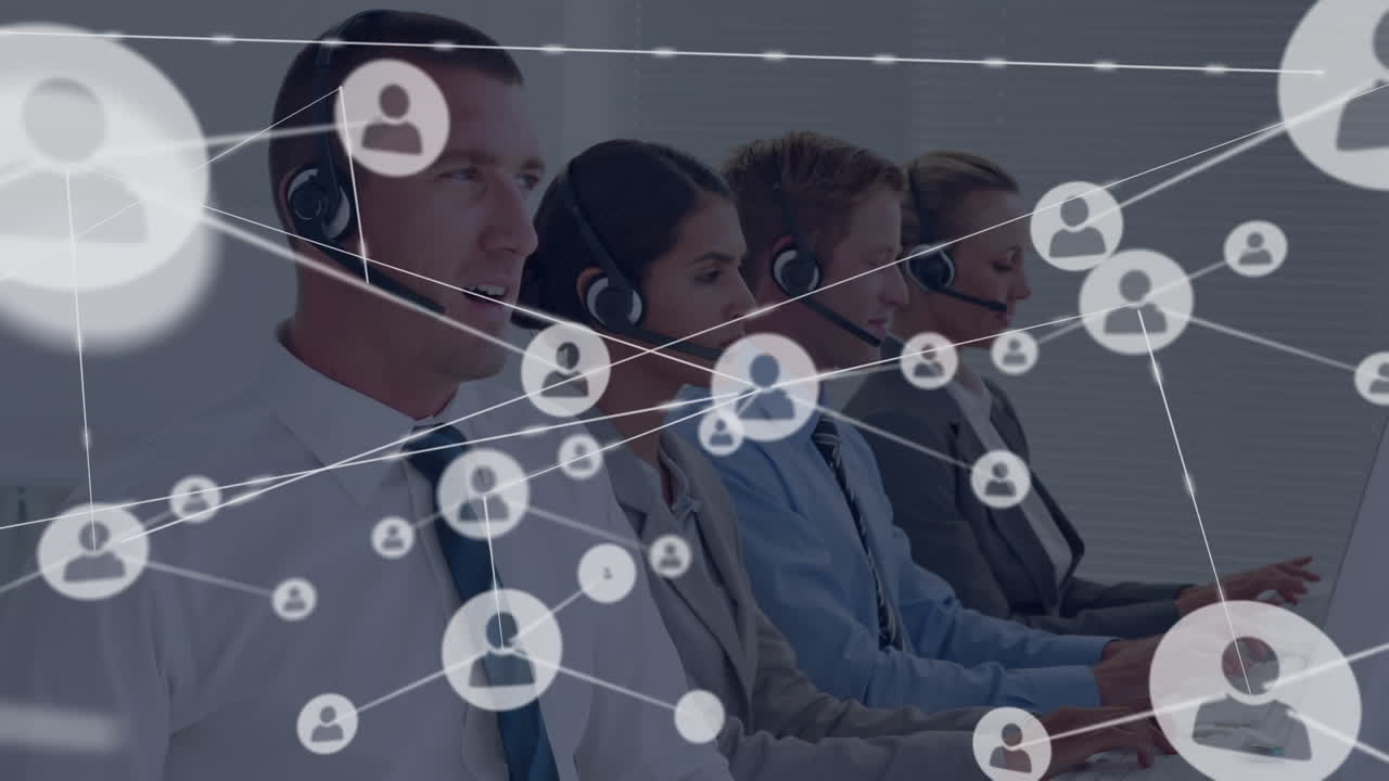 animación de la red de perfiles sobre hombre caucásico feliz usando auriculares de teléfono trabajando en la oficina