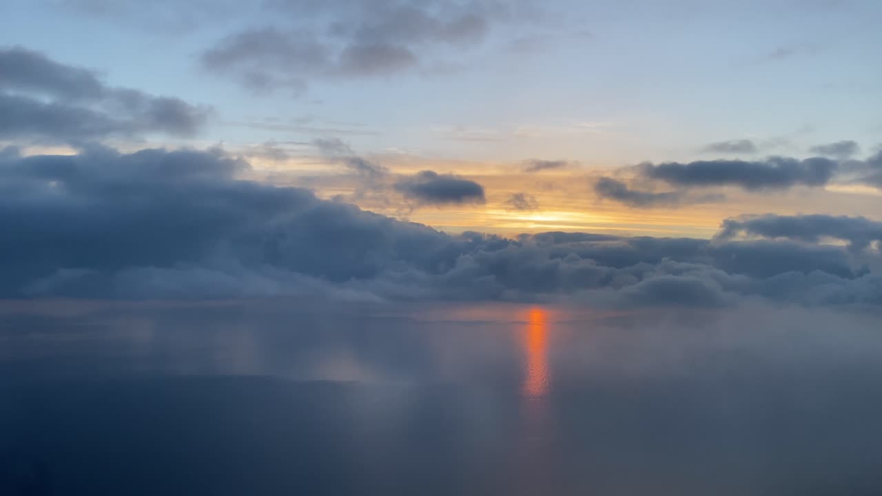 vista aérea de una puesta de sol sobre el mar mediterráneo con un hermoso rayo de sol rojo sobre el mar