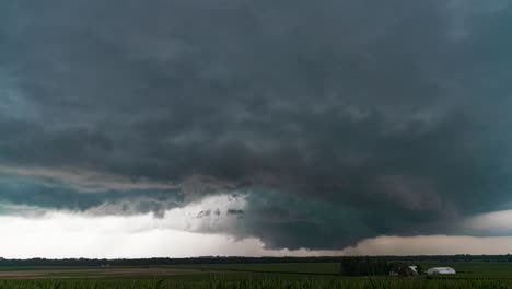 una nube de pared que gira rápidamente justo antes de producir un tornado en el campo de iowa